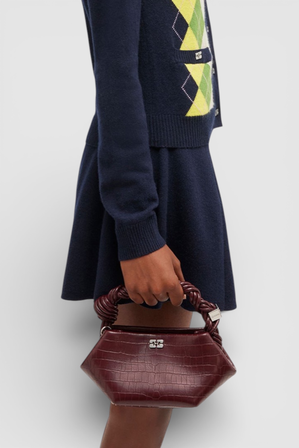 תמונת כל הלוק של תיק בו מיני